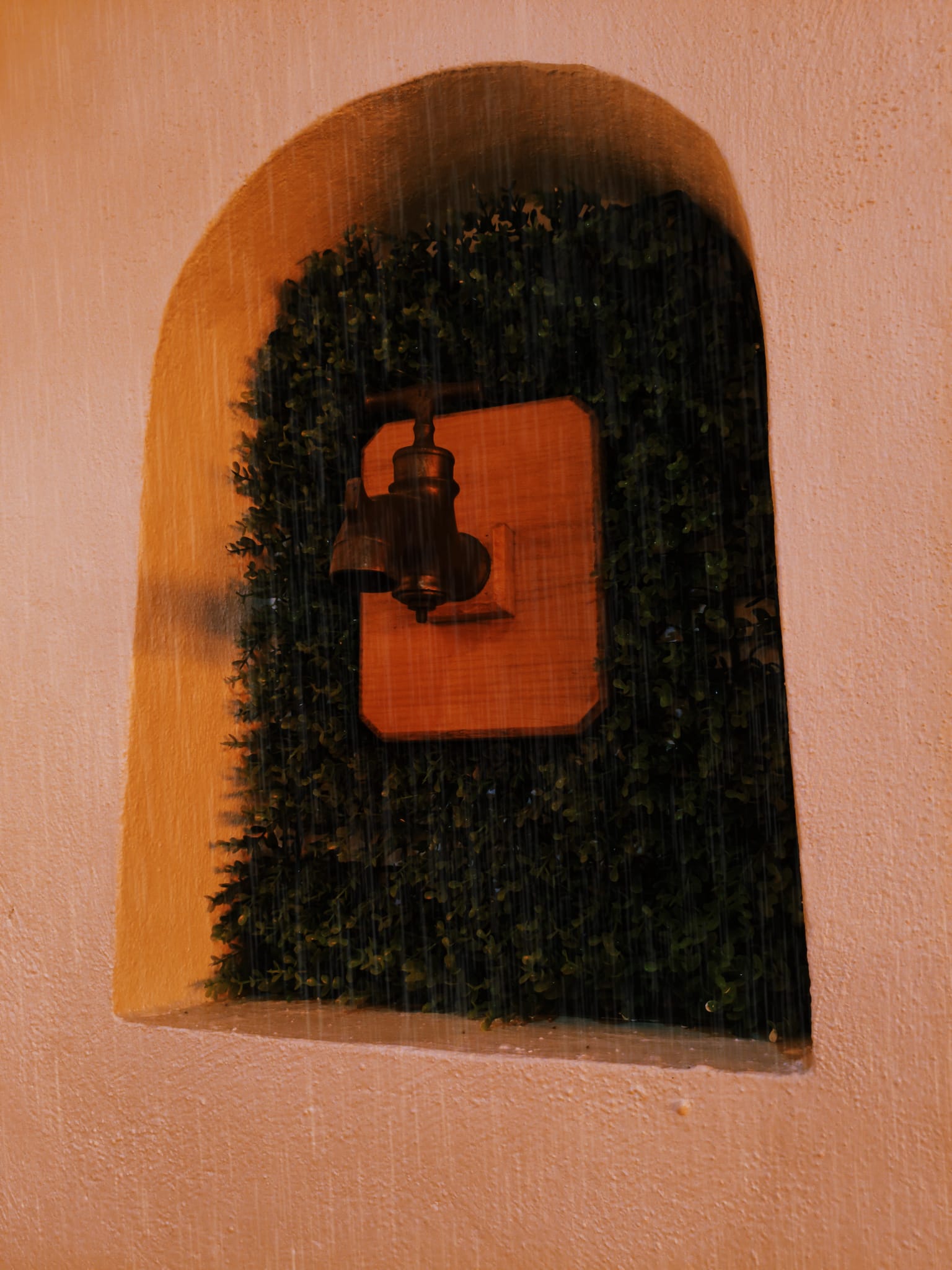 LO QUE QUEDA DETRÁS DE LA PERSIANA